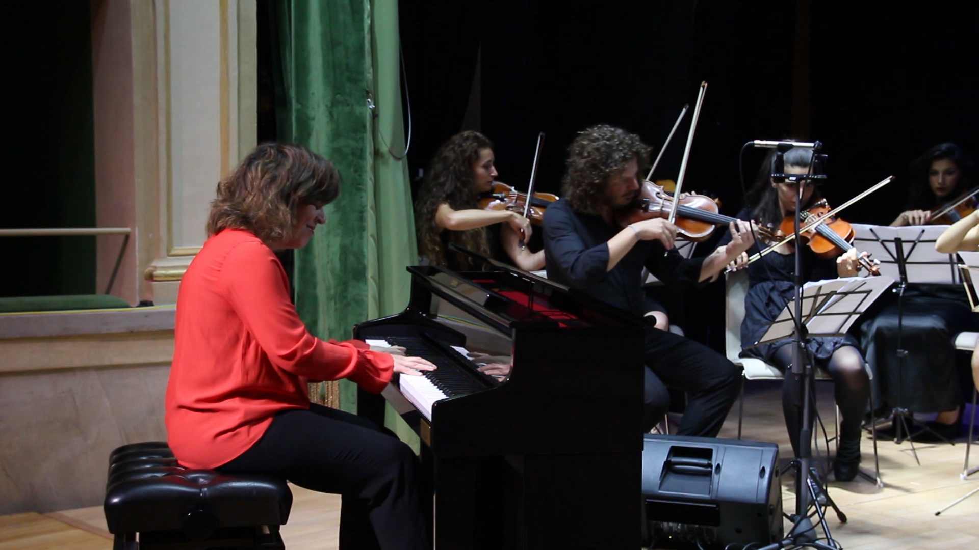 Lo stupore di Maria del Mar Cabezuelo Saenz alla comparsa dell'orchestra durante la sua esibizione