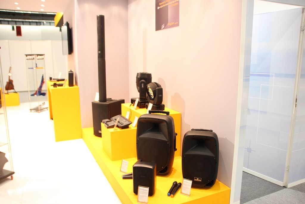Stand Soundsation alla Musikmesse 2018, con esposte le teste mobili serie Spire e Thesis