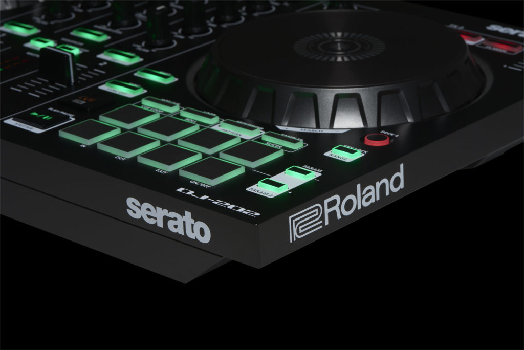 Roland DJ-202 hardware controller dj console test strumenti musicali