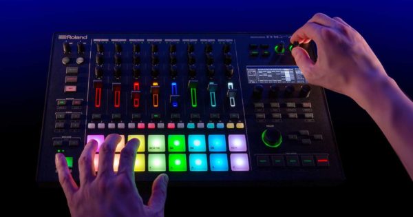 Roland MC-707 dj producer groovebox groove live perform strumenti musicali