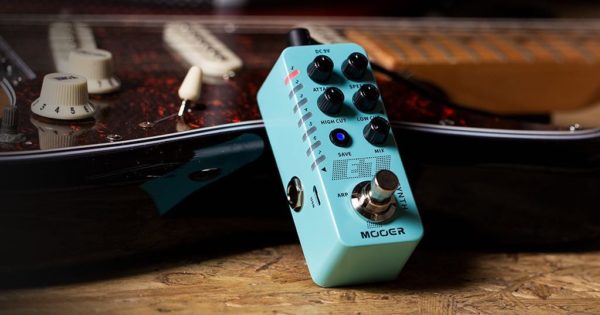Mooer E7 synth stompbox pedale chitarra elettrica basso guitar bass electric backline strumenti musicali