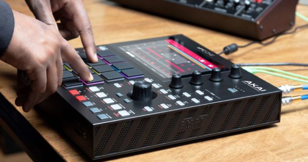 AKAI MPC One controller producer player dj live studio hardware digital eko music group strumenti musicali