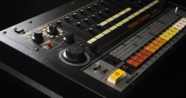 Roland TR-808 rhythm composer drum machine hardware music producer strumenti musicali