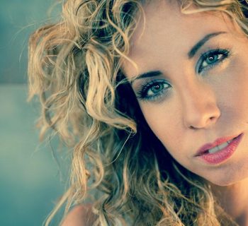 mONICA HILL corista live saranno famosi tv canale 5 maria de filippi smandfriends intervista luca rossi strumenti musicali