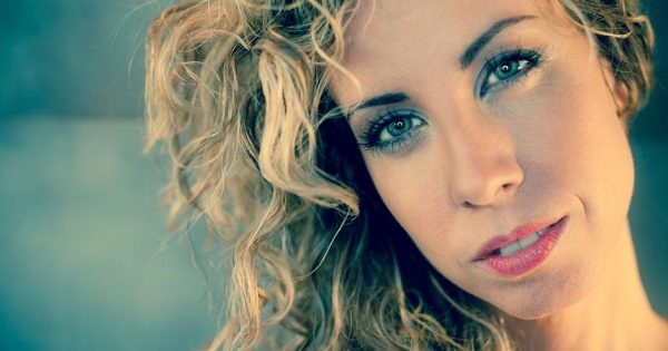mONICA HILL corista live saranno famosi tv canale 5 maria de filippi smandfriends intervista luca rossi strumenti musicali