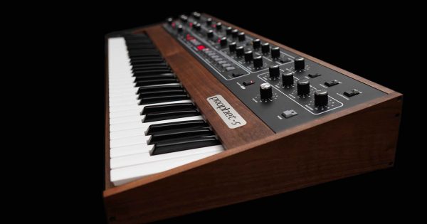 Sequential Prophet-5 hardware sintetizzatore synth music producer dave smith strumenti musicali