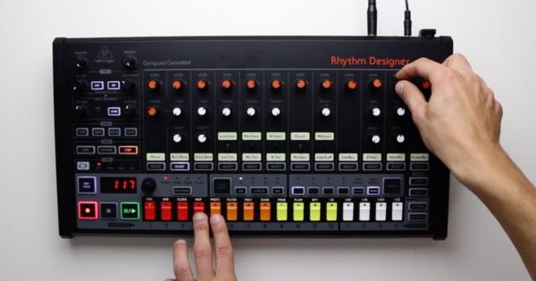 Behringer rd8 hardware synth sintetizzatore music producer drum machine update aggiornamento firmware prezzo strumenti musicali