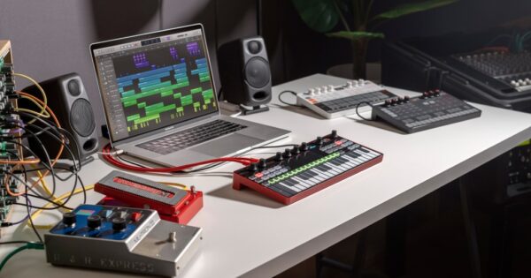 Ik Multimedia UNO Synth Pro Desktop sintetizzatore hardware digital strumenti musicali mogar prezzo video