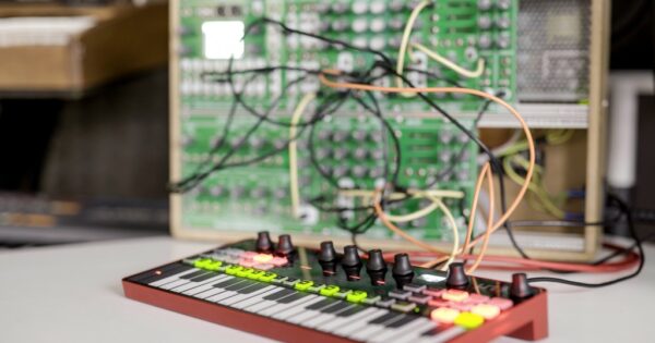 Ik Multimedia UNO Synth Pro videotutorial video tutorial hardware synth sintetizzatore analog mogar strumenti musicali