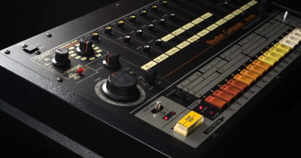 Roland TR-808 drum machine virtual instrument plug-in audio producer rolandcloud strumentimusicali