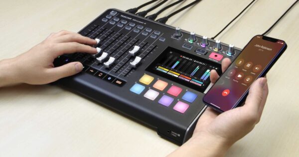 Tascam Mixcast 4 podcast mixer interfaccia audio superficie di controllo aeb audio studio home strumentimusicali