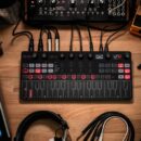 Ik Multimedia UNO Synth Pro Black Edition sintetizzatore hardware digital producer mogar strumentimusicali