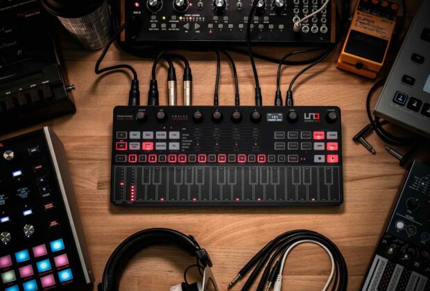 Ik Multimedia UNO Synth Pro Black Edition sintetizzatore hardware digital producer mogar strumentimusicali