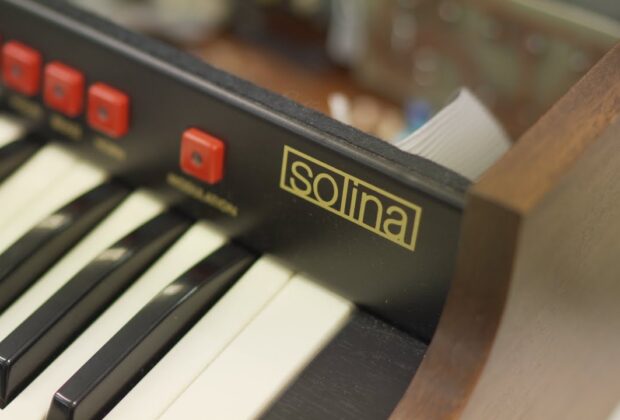 Behringer Solina String Ensemble tastiera synth organ strumentimusicali