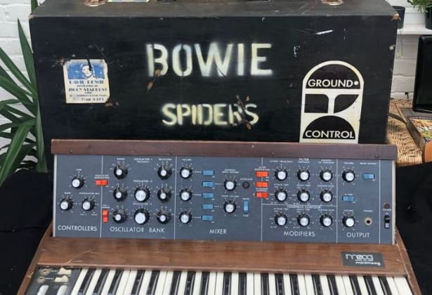 Bowie Minimoog wood case plus bowie red zigzag clothe david bowie tour in vendita news reverb smstrumentimusicali