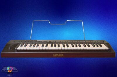 Yamaha, Yamaha CE 20, sintetizzatori vintage, sintesi FM, Yamaha DX7, tastiere vintage, storia dei sintetizzatori, strumenti musicali elettronici, sintetizzatori digitali, Yamaha GS1, riccardo gerbi, giorgio marinangeli, marcello colò, synth legend