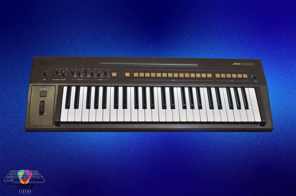 Yamaha, Yamaha CE 20, sintetizzatori vintage, sintesi FM, Yamaha DX7, tastiere vintage, storia dei sintetizzatori, strumenti musicali elettronici, sintetizzatori digitali, Yamaha GS1, riccardo gerbi, giorgio marinangeli, marcello colò, synth legend