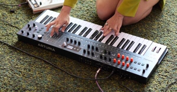 Arturia, MiniFreak 49, sintetizzatori, sintetizzatori ibridi, sintesi digitale, sintesi analogica, wavetable, sintesi granulare, sound design, tastiere musicali, MIDI, news, algam eko